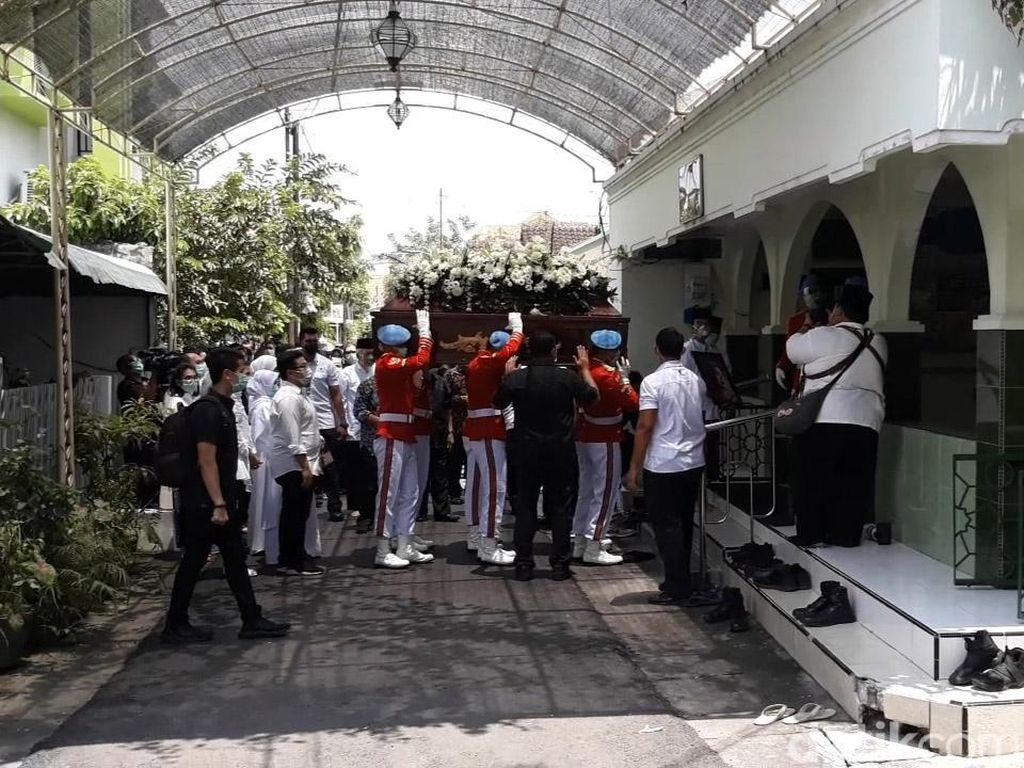 Momen Jenazah Ibunda Jokowi Disalatkan di Masjid Baiturrahman Solo