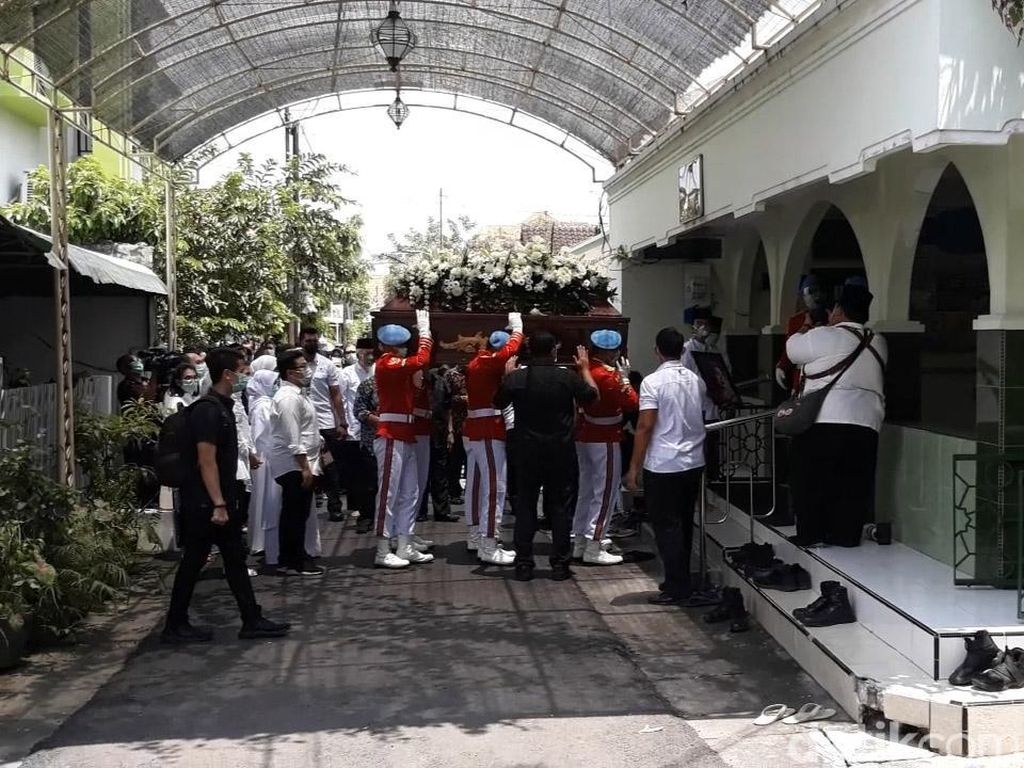 Momen Jenazah Ibunda Jokowi Disalatkan di Masjid Baiturrahman Solo Momen Jenazah Ibunda Jokowi Disalatkan di Masjid Baiturrahman Solo