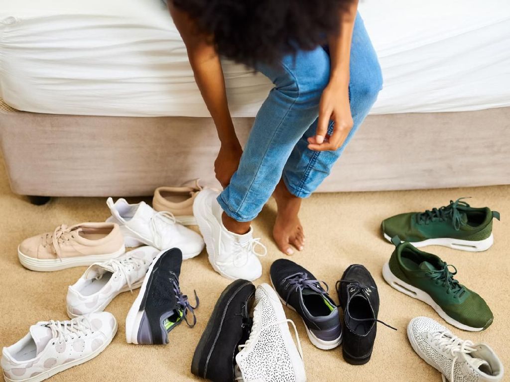 5 Cara Membersihkan Sneakers Putih agar Kembali Seperti Baru