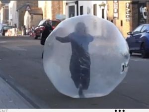 Viral di Jalanan saat Lockdown: Takut Corona, Perempuan Masuk Bola Plastik Raksasa