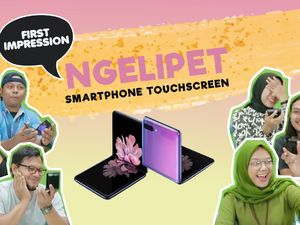 Ini Rasanya Menggenggam Ponsel Layar Lipat Rp 21 juta