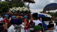 Jenazah Ibunda Jokowi Tiba di Pemakaman Mundu