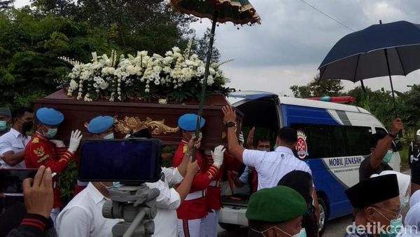 Jenazah Ibunda Jokowi Tiba di Pemakaman Mundu