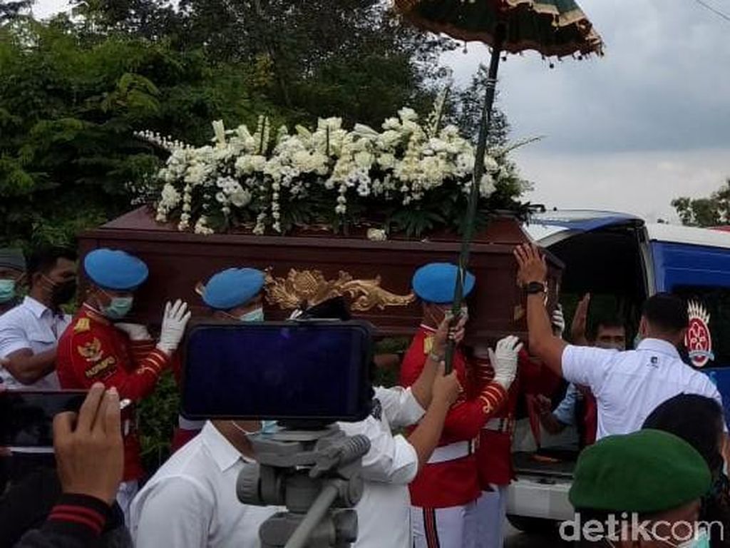Jenazah Ibunda Jokowi Tiba di Pemakaman Mundu