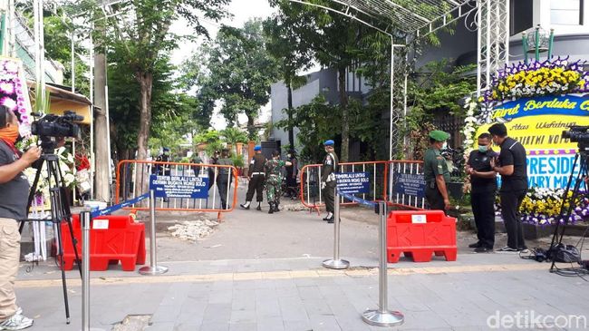 Jenazah Ibunda Jokowi Diberangkatkan ke Pemakaman di Karanganyar Jenazah Ibunda Jokowi Diberangkatkan ke Pemakaman di Karanganyar