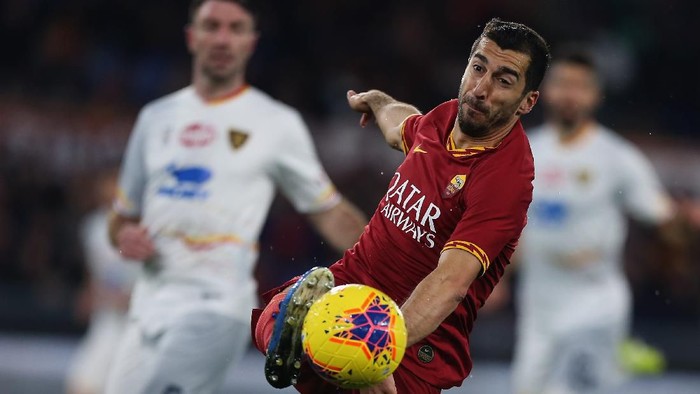 ROME, ITALY - FEBRUARY 23:  Henrikh Mkhitaryan of AS Roma in action during the Serie A match between AS Roma and US Lecce at Stadio Olimpico on February 23, 2020 in Rome, Italy.  (Photo by Paolo Bruno/Getty Images)