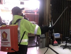 Gandeng Relawan, Gerindra Sumbar Semprot Disinfektan Sejumlah Titik di Padang