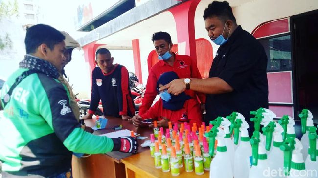 Kader PDI-P Garut Bagikan Hand Sanitizer ke Driver Ojol-Sopir Angkot Kader PDI-P Garut Bagikan Hand Sanitizer ke Driver Ojol-Sopir Angkot