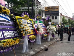 Melayat Ibunda Jokowi, Menko Luhut: Figurnya Sederhana dan Patut Dicontoh