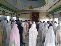 Ratusan Santri Jombang Salat Gaib untuk Ibu Presiden di Tengah Pandemi Corona