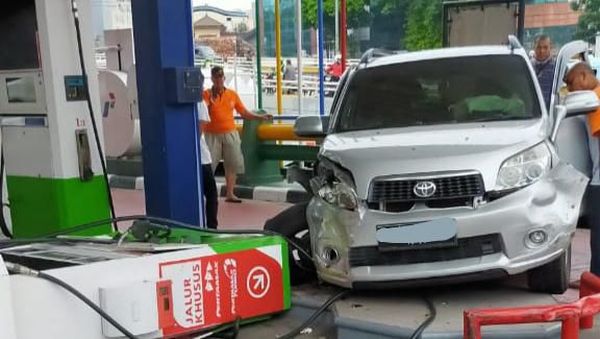 Mobil Tabrak Pom Bensin
