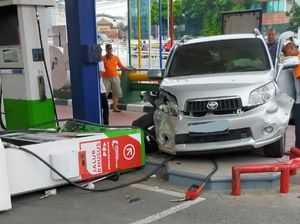 Mobil Tabrak Pom Bensin Mobil Tabrak Pom Bensin