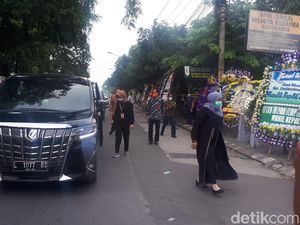 Gubernur Jatim Khofifah Tiba di Rumah Duka Ibunda Jokowi Gubernur Jatim Khofifah Tiba di Rumah Duka Ibunda Jokowi