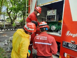 Cegah Corona, Truk Damkar Pertamina Semprot Disinfektan di Balikpapan