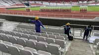 Penyemprotan ini dilakukan untuk mencegah penyebaran virus corona (covid-19) di SUGBK.