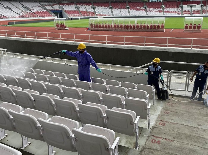 Petugas menyemprotkan cairan disinfektan di Kompleks Stadion Utama Gelora Bung Karno (SUGBK), Senayan, Jakarta, Kamis (26/3/2020).Penyemprotan disinfektan tersebut untuk mencegah penyebaran virus corona (COVID-19) di area tersebut. ANTARA FOTO/Puspa Perwitasari/ama.