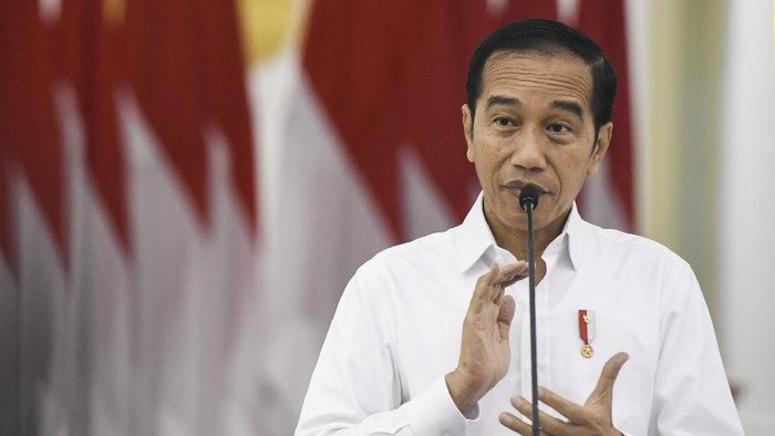 Jokowi Presiden Joko Widodo merapikan masker yang digunakannya saat meninjau Rumah Sakit Darurat Penanganan COVID-19 Wisma Atlet Kemayoran, Jakarta, Senin (23/3/2020). Presiden Joko Widodo memastikan Rumah Sakit Darurat Penanganan COVID-19 Wisma Atlet Kemayoran siap digunakan untuk menangani 3.000 pasien. ANTARA FOTO/Hafidz Mubarak A/Pool/aww.