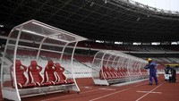 Petugas menyemprotkan cairan disinfektan di Stadion Utama Gelora Bung Karno (SUGBK), Senayan, Jakarta, Kamis (26/3/2020).