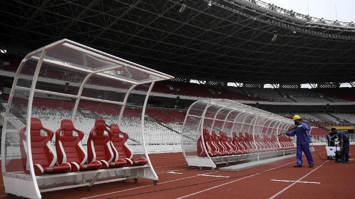 PENYEMPROTAN DISINFEKTAN SUGBK Petugas menyemprotkan cairan disinfektan di Kompleks Stadion Utama Gelora Bung Karno (SUGBK), Senayan, Jakarta, Kamis (26/3/2020).Penyemprotan disinfektan tersebut untuk mencegah penyebaran virus corona (COVID-19) di area tersebut. ANTARA FOTO/Puspa Perwitasari/ama.