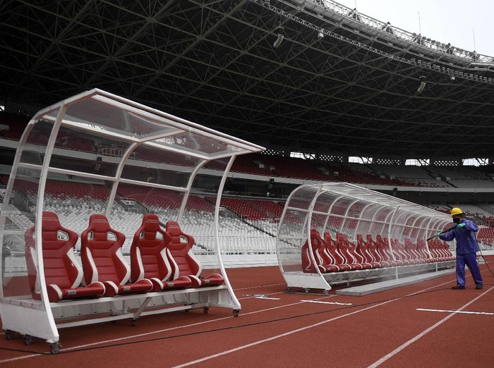 Petugas menyemprotkan cairan disinfektan di Kompleks Stadion Utama Gelora Bung Karno (SUGBK), Senayan, Jakarta, Kamis (26/3/2020).Penyemprotan disinfektan tersebut untuk mencegah penyebaran virus corona (COVID-19) di area tersebut. ANTARA FOTO/Puspa Perwitasari/ama.