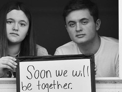 Jalani Isolasi Corona, Warga New York Sampaikan Pesan Ini di Jendela Rumah