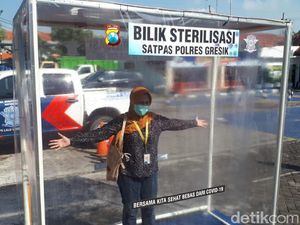 Sebelum Ngurus SIM dan STNK di Gresik, Pemohon Wajib Masuk Bilik Sterilisasi