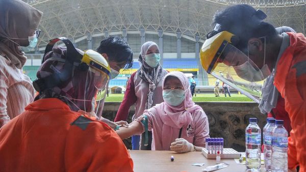 Momen 165 Tenaga Medis di Bekasi Jalani Rapid Test