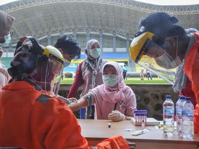 Momen 165 Tenaga Medis di Bekasi Jalani Rapid Test