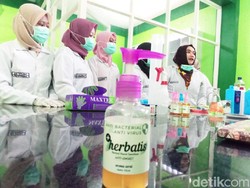 Perguruan Tinggi di Lamongan Racik Hand Sanitizer Berbahan Serai