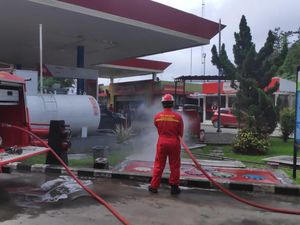 Pertamina Sumbagsel Semprot 1.500 Liter Per Hari Disinfektan di SPBU