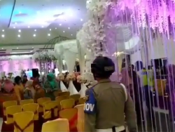 Video Polisi Bubarkan Resepsi Pernikahan Demi Cegah Corona