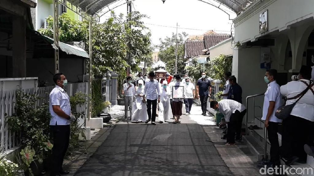 Jenazah Ibunda Jokowi Disalatkan di Masjid Baiturrahman Solo Jenazah Ibunda Presiden Jokowi, Sudjiatmi Notomihardjo disalatkan di Masjid Baiturrahman, Solo. Setelah itu jenazah diberangkatkan ke pemakaman di Karanganyar.