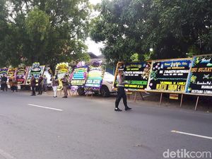 Usai Jenazah Ibunda Jokowi Disalatkan, Keluarga Laksanakan Tradisi Brobosan Usai Jenazah Ibunda Jokowi Disalatkan, Keluarga Laksanakan Tradisi Brobosan