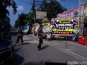 Ketum PSSI Iwan Bule Melayat Ibunda Jokowi di Solo Ketum PSSI Iwan Bule Melayat Ibunda Jokowi di Solo