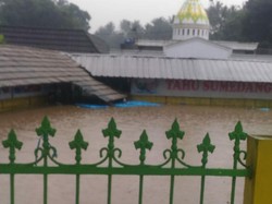 Tanggul Sungai Jebol, Restoran di Sukabumi Terendam Banjir
