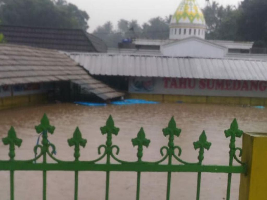 Tanggul Sungai Jebol, Restoran di Sukabumi Terendam Banjir Tanggul Sungai Jebol, Restoran di Sukabumi Terendam Banjir