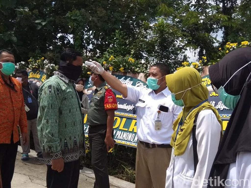 Suasana Makam Ibunda Jokowi, Pelayat Dites Suhu Badannya