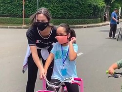 Belajar Naik Sepeda, Anak Nia Ramadhani Dapat Pengawalan Ketat