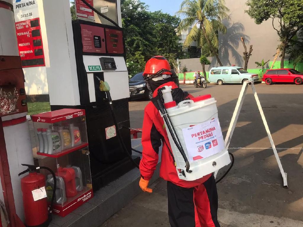 Pertamina Semprot Disinfektan ke 100 SPBU di DKI Jakarta Pertamina Semprot Disinfektan ke 100 SPBU di DKI Jakarta