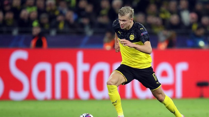 DORTMUND, GERMANY - FEBRUARY 18: Erling Haaland of Dortmund controls the ball during the UEFA Champions League round of 16 first leg match between Borussia Dortmund and Paris Saint-Germain at Signal Iduna Park on February 18, 2020 in Dortmund, Germany. (Photo by Alex Grimm/Getty Images)