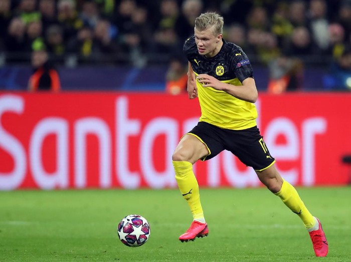 DORTMUND, GERMANY - FEBRUARY 18: Erling Haaland of Dortmund controls the ball during the UEFA Champions League round of 16 first leg match between Borussia Dortmund and Paris Saint-Germain at Signal Iduna Park on February 18, 2020 in Dortmund, Germany. (Photo by Alex Grimm/Getty Images)
