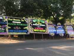 Video: Karangan Bunga Banjiri Rumah Duka Ibunda Jokowi