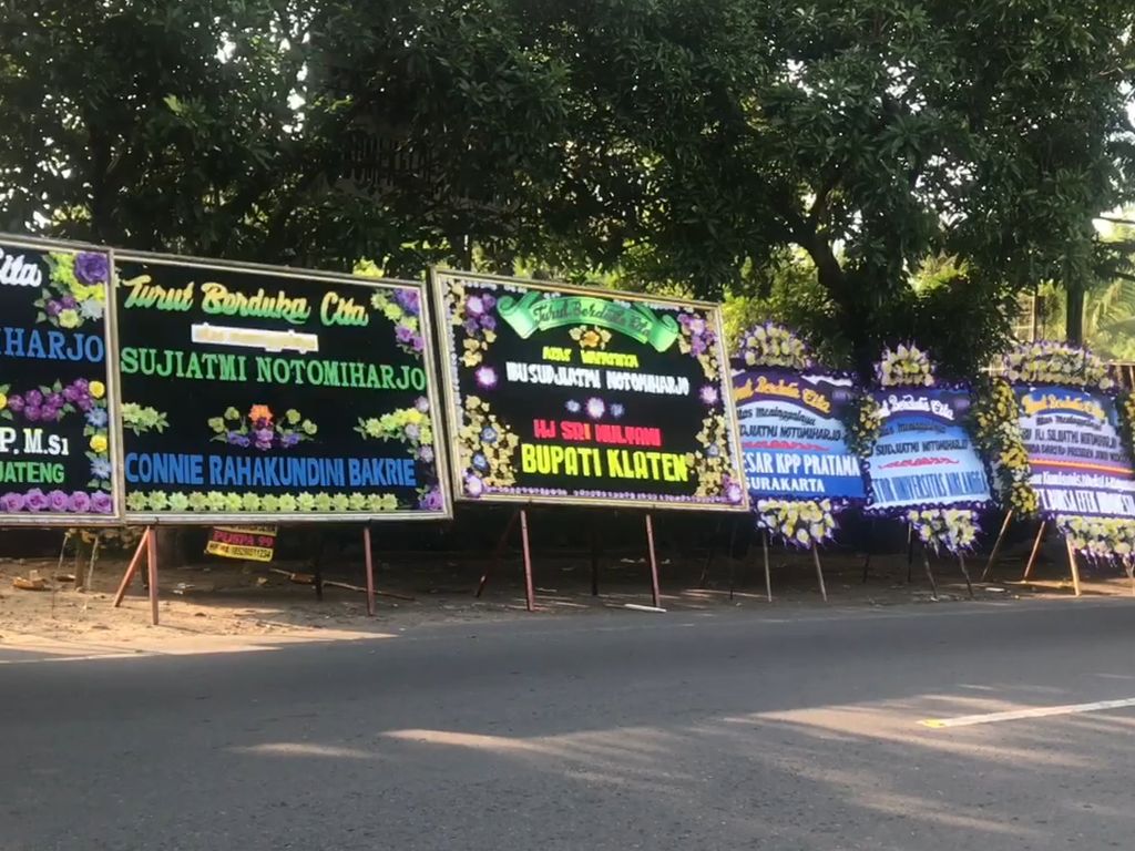 Video: Karangan Bunga Banjiri Rumah Duka Ibunda Jokowi Video: Karangan Bunga Banjiri Rumah Duka Ibunda Jokowi