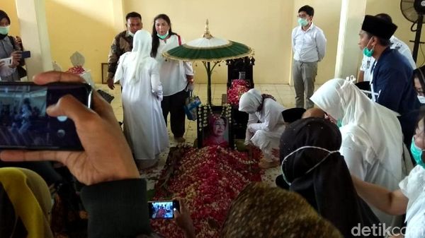 Momen Prosesi Pemakaman Ibunda Jokowi
