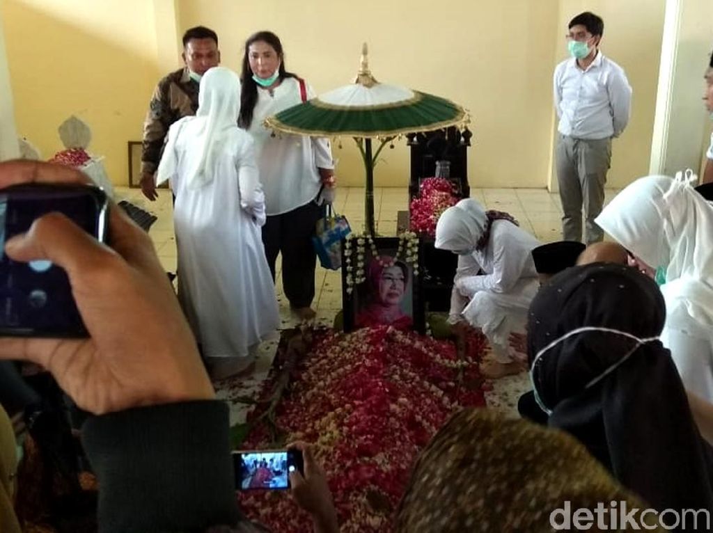 Momen Prosesi Pemakaman Ibunda Jokowi