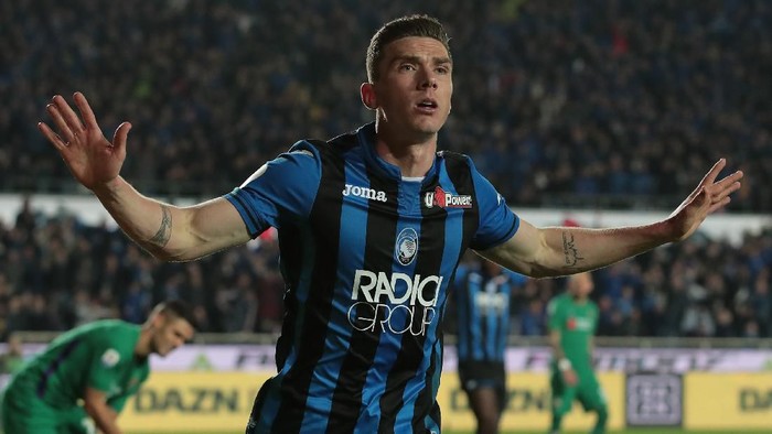 BERGAMO, ITALY - MARCH 03:  Robin Gosens of Atalanta BC celebrates his goal during the Serie A match between Atalanta BC and ACF Fiorentina at Stadio Atleti Azzurri dItalia on March 3, 2019 in Bergamo, Italy.  (Photo by Emilio Andreoli/Getty Images)