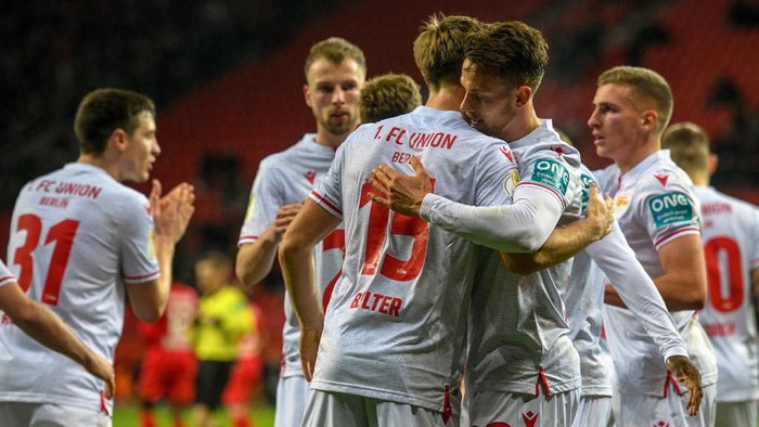 Union Berlins Danish forward Marcus Ingvartsen celebrates scoring the opening goal with his teammates during the German Cup (DFB Pokal) quarter-final football match Bayer Leverkusen v Union Berlin in Leverkusen, western Germany
on March 4, 2020. (Photo by SASCHA SCHUERMANN / AFP) / DFB REGULATIONS PROHIBIT ANY USE OF PHOTOGRAPHS AS IMAGE SEQUENCES AND QUASI-VIDEO.