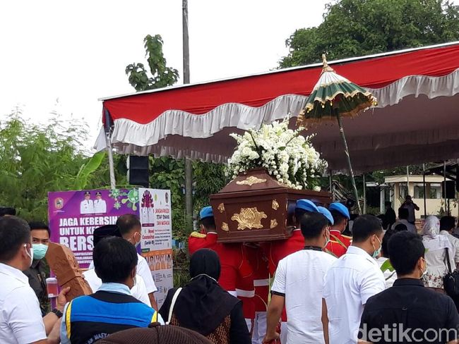 Jenazah Ibunda Jokowi Tiba di Pemakaman Mundu Karanganyar Jenazah Ibunda Jokowi Tiba di Pemakaman Mundu Karanganyar