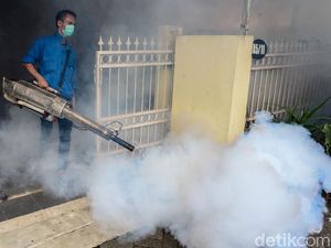Cegah DBD Warga Pondok Karya Lakukan Fogging