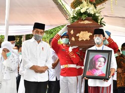 Peringati Hari Ibu, Jokowi Kenang Sosok Mendiang Ibunda